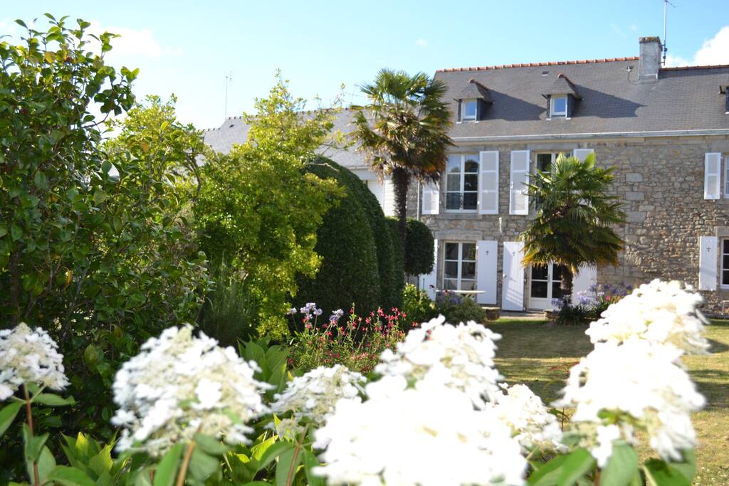 le jardin clos, agréable, fleuri
