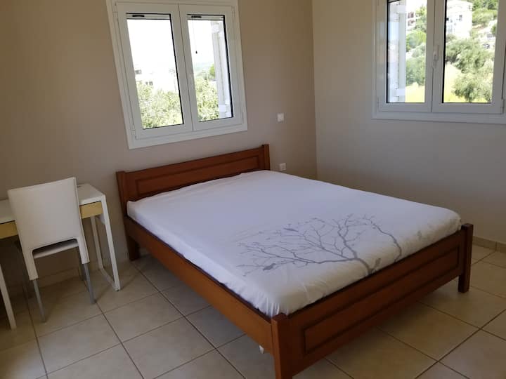 غرفة النوم الرئيسية (بإطلالة مقابل)