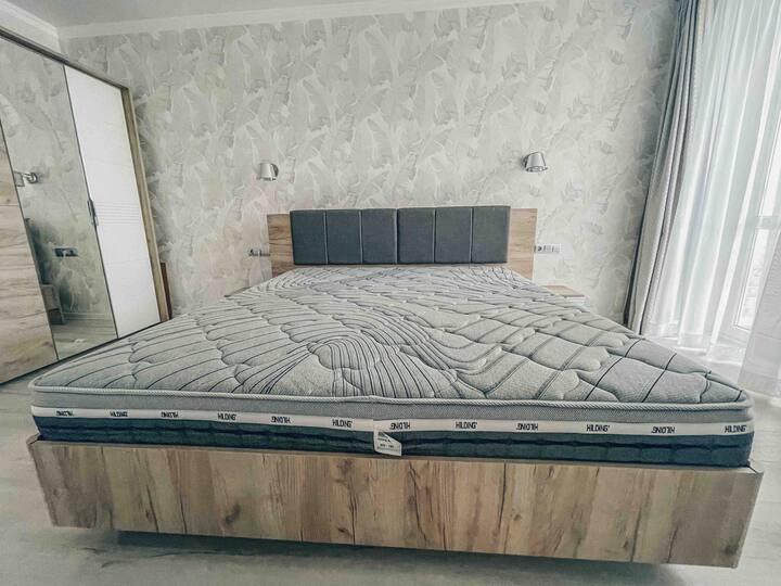 مرتبة هيلديند أندريس إيليت جديدة وفاخرة لتقويم العظام بسبع مناطق، ومنطقة نوم 180×200 سم، وصلابة أعلى من المتوسط.