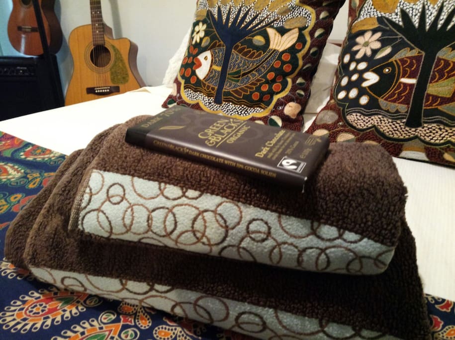 Who doesn't love fresh towels and dark chocolate?