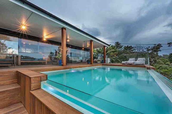 Villa style home w/ heated pool 3min walk to beach