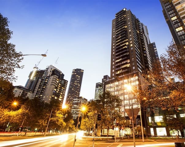 Melbourne and Southbank Gem with 3 Bedrooms gallery image 2