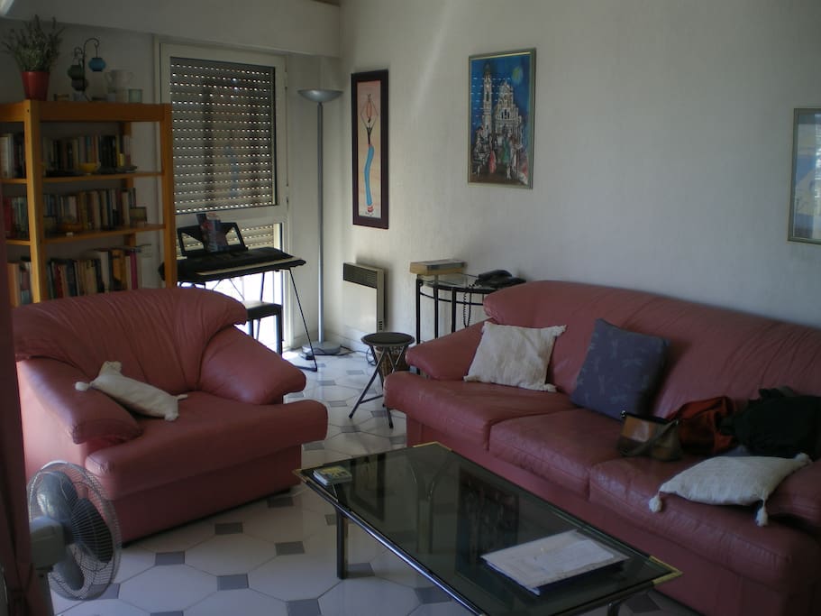 large comfortable sittingroom