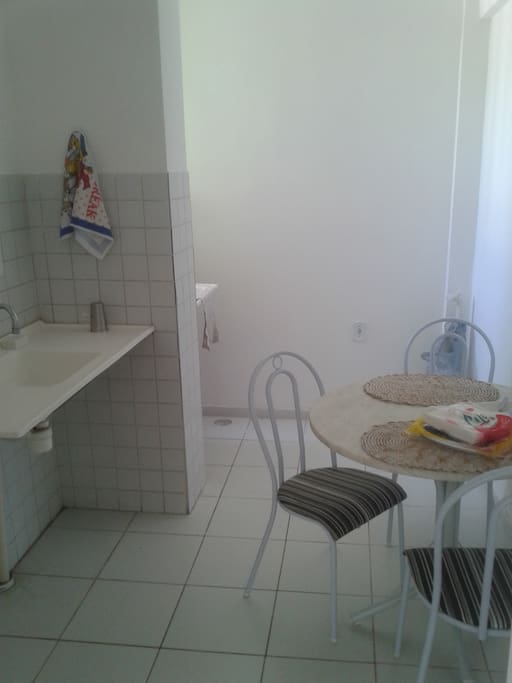 Cozinha com Frigobar -Fogão e máquina de Lavar