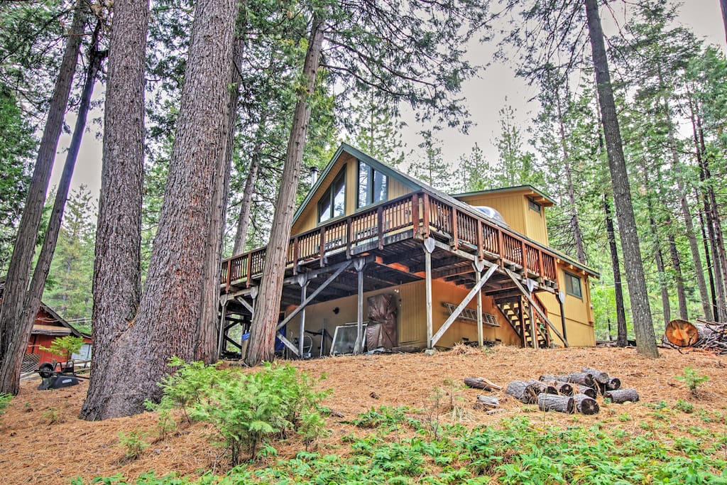 There's plenty of room to spread out in this 1,450-square-foot cabin.