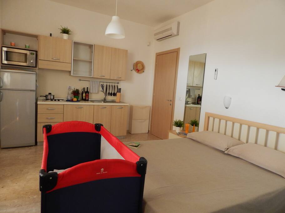 Monolocale con cucina attrezzata a vista + culla