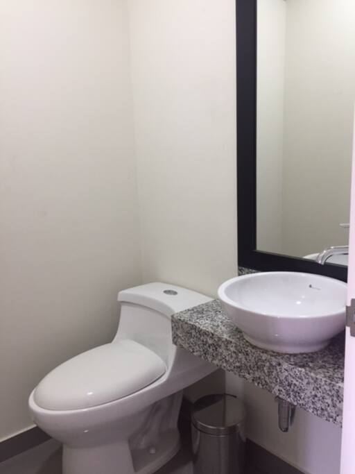 Baño de visita / Guest bathroom