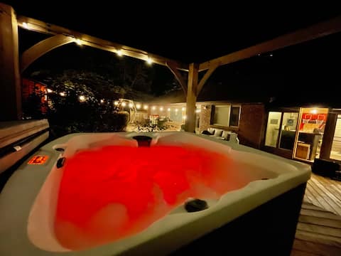 Luxury Lakeview Cottage with Hot Tub