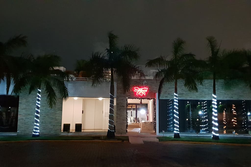 Entrada fraccionamiento de noche.