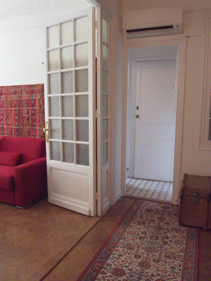 do kuchyne a obývacej izby. obývacia izba je priestor, ktorý slúži ako jedáleň, priestor na spanie, pracovný priestor, TV miestnosť