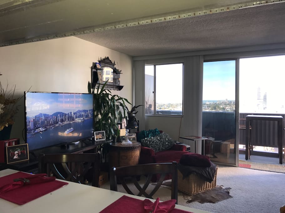 Spacious live space with a breeze