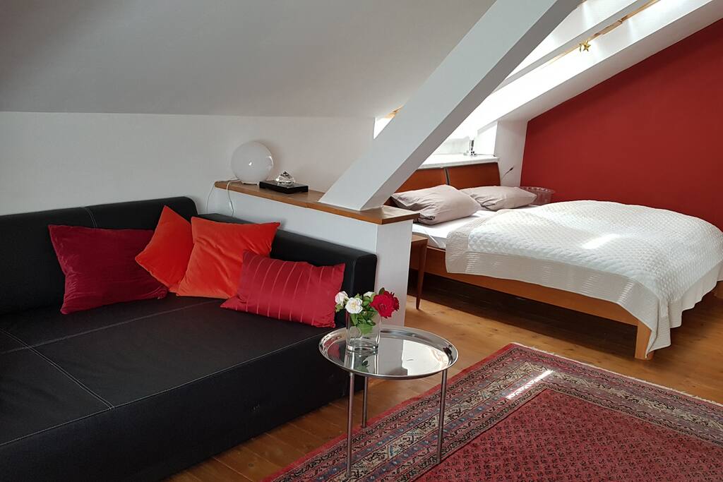 Studio mit Bett und Sofa