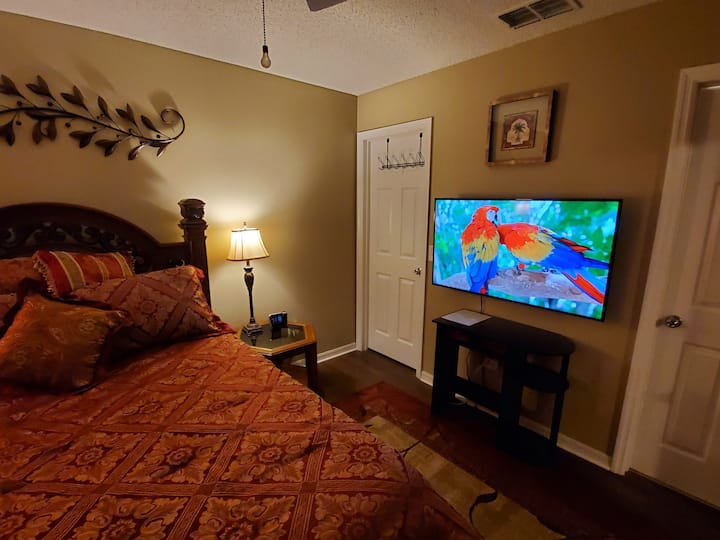 主卧配有一张标准双人床尺寸的记忆海绵床垫和一台50英寸的三星4k高清电视。 