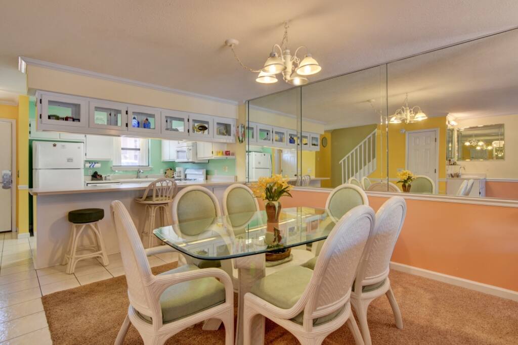 Chair,Furniture,Dining Room,Indoors,Room