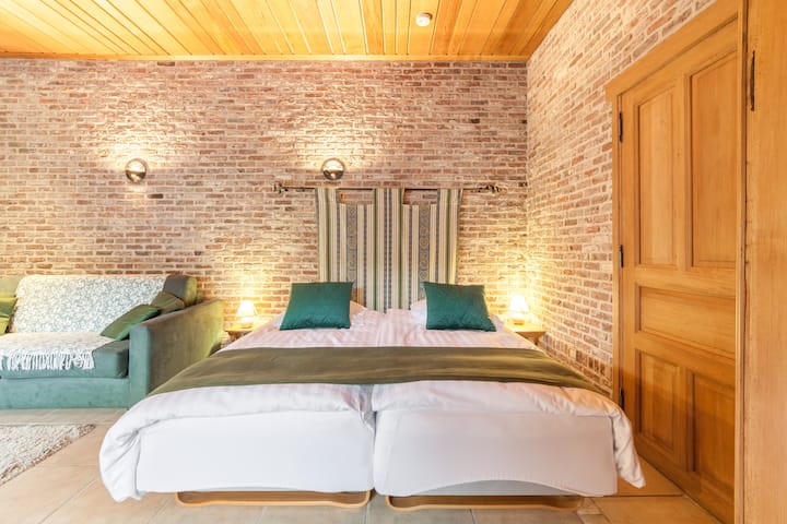 سريران مفردان ، معًا (سرير مزدوج بحجم 180 سم) أو قابل للفصل