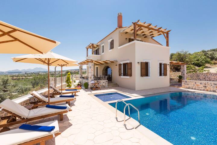 Family Villa w/Private Pool, BBQ area and Sea View