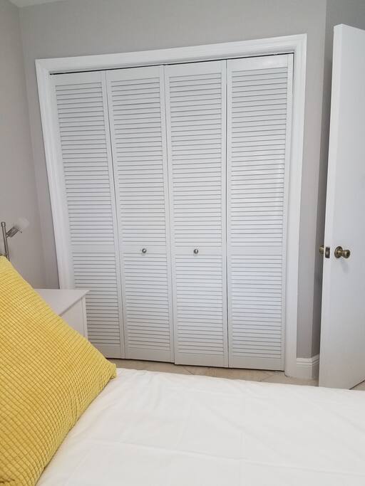 Closet en el cuarto / Bedroom closet