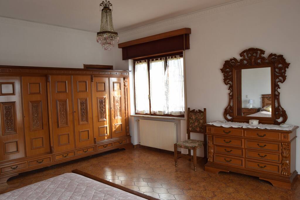 Camera da letto,armadi.