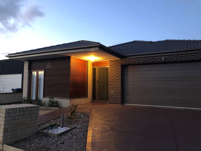 Home Stay - Close to Tarneit Station