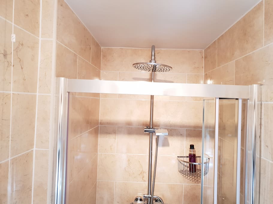 Ensuite to Bramley with shower