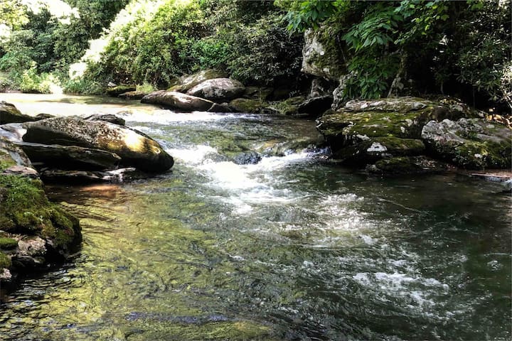 Enchanting Riverfront Retreat- Romantic Getaway