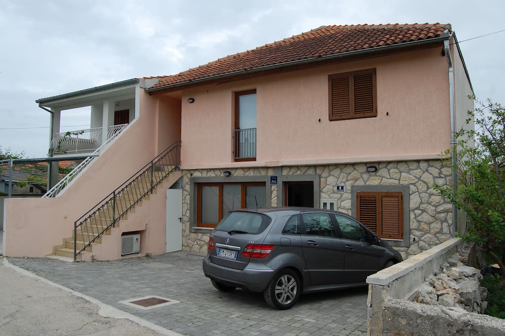 Facciata e parcheggio antistante la proprietà.
