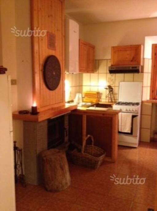 angolo cucina con camino