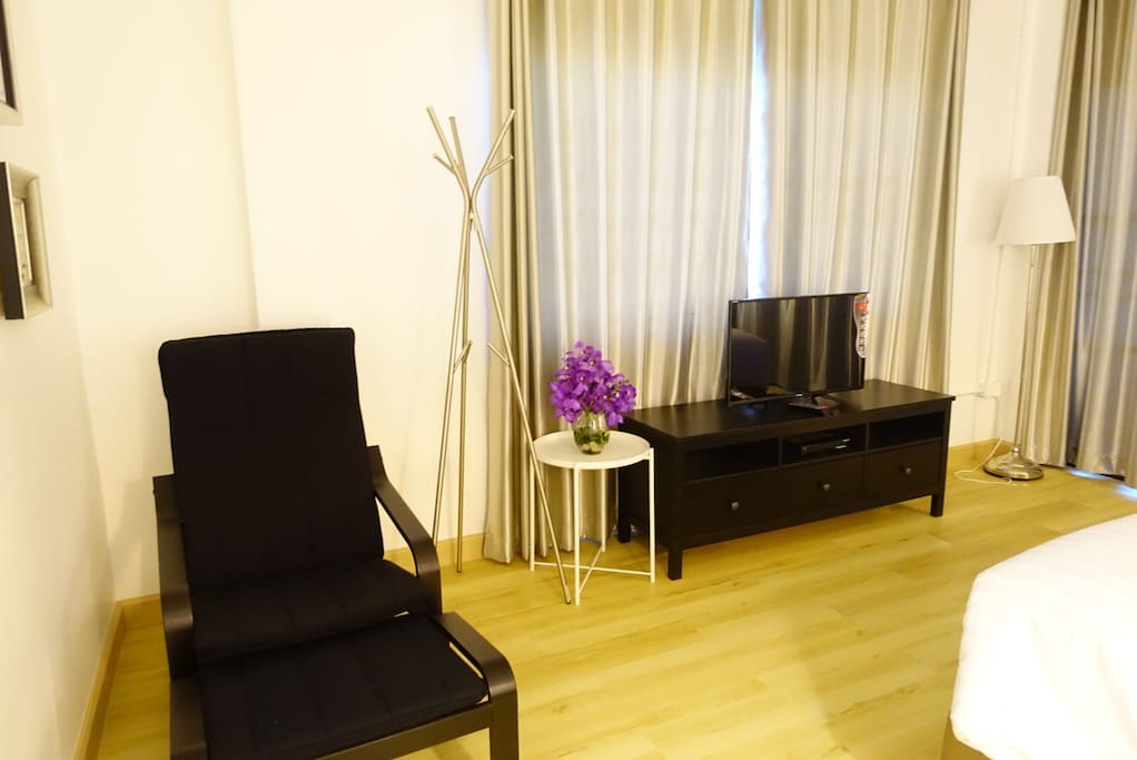 TV with English program