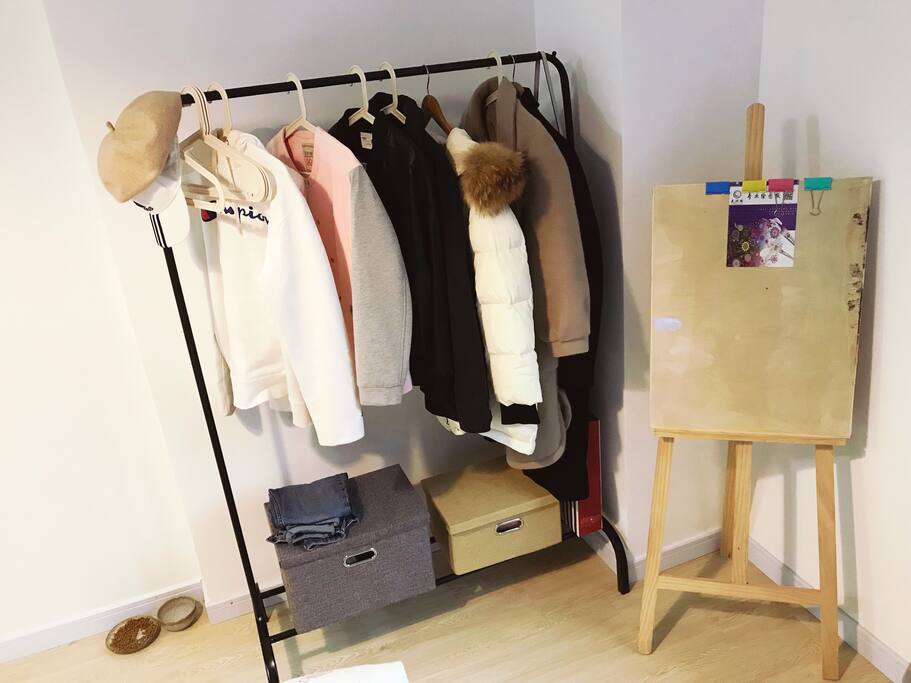 衣架,你入住的时候这里会是空的供你放衣服~