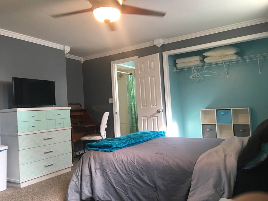 Closet, TV, Desk/Work area