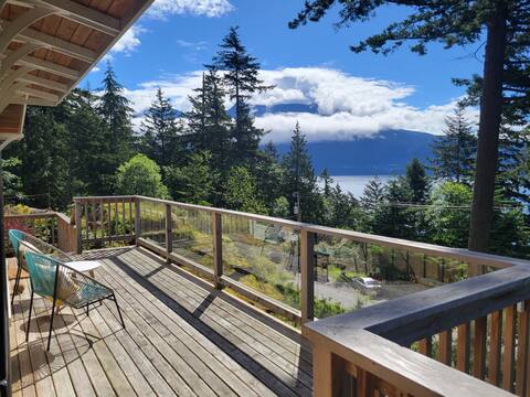Gorgeous Ocean & Mountain View Cottage, AC,Hot Tub