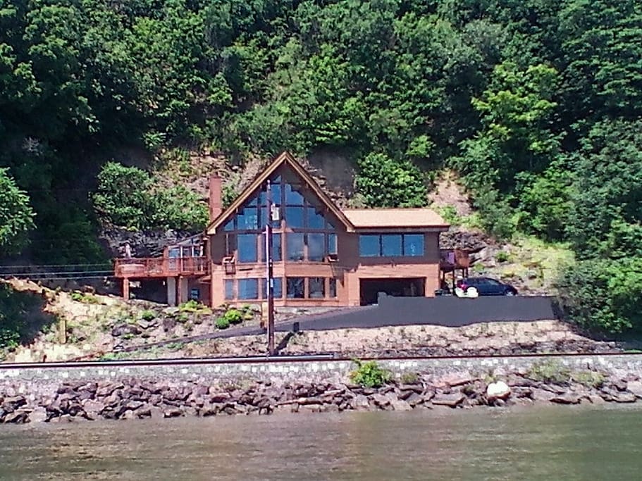 SWEEPING RIVER VIEWS