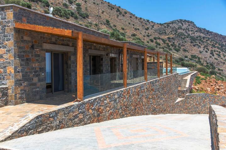 Mountain and Private Beach VILLA EAGLE 2-10 pers. gallery image 4