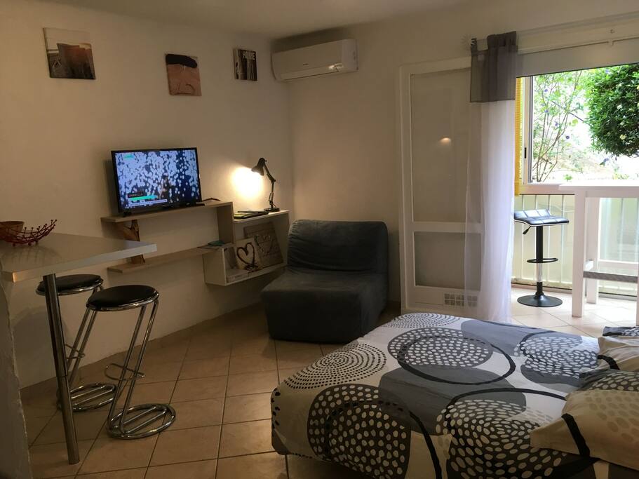 studio climatisé avec un clicclac en 140 et un Bz tout deux équipés de matelas Bultex confort.