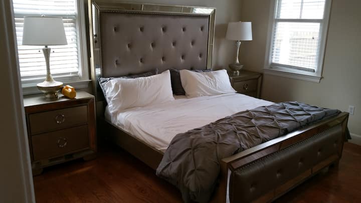 Donja glavna spavaća soba s kupaonicom