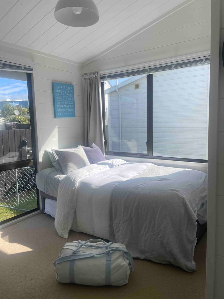 เตียงเดี่ยวคิงไซส์ในบ้านหลัก