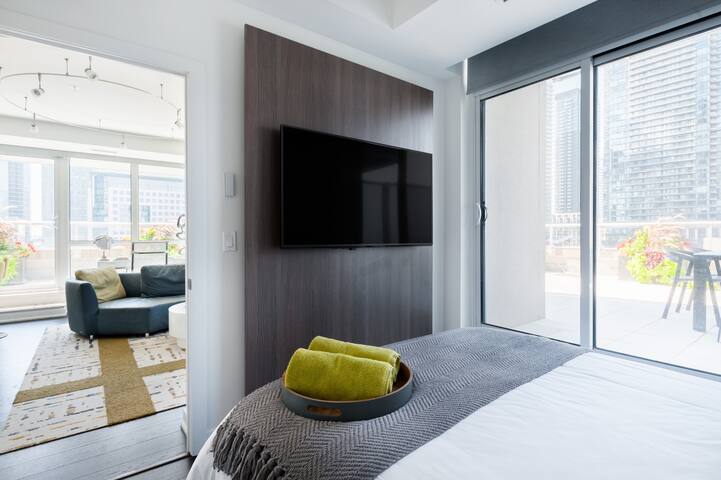 Luxurious 1000 sq ft Private Terrace 2 Bed Condo gallery image 5