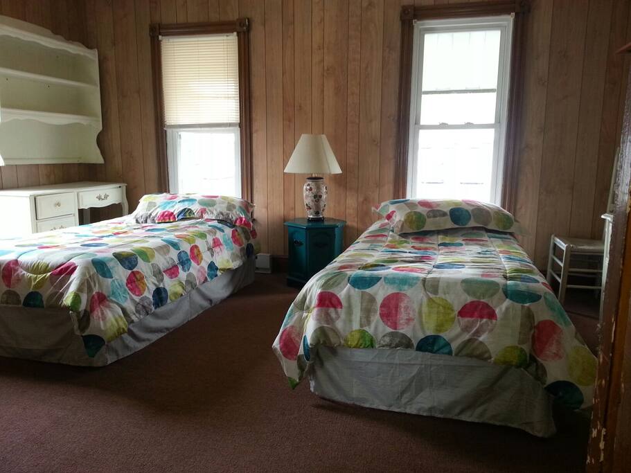 Bright, cheerful bedroom with 2 single beds