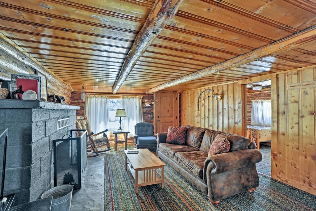 Up to 6 travelers will be able to access 3 private fishing ponds on the ranch!