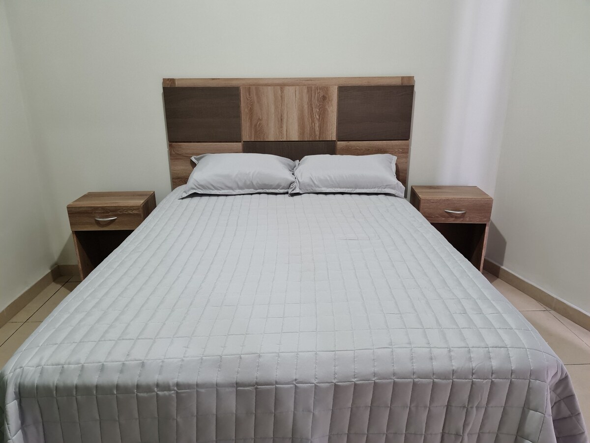 Двоен кревет, ноќни шкафчиња, закачалки за облека 