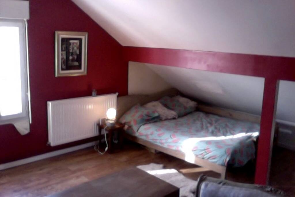 Le lit double du studio