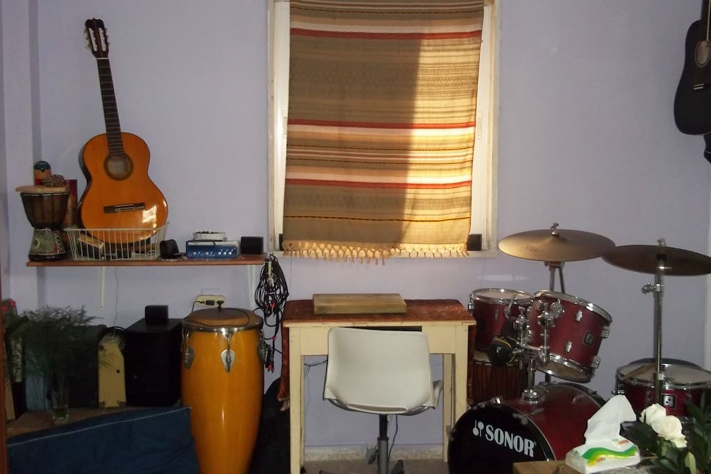 small working tabel, planty of music instruments