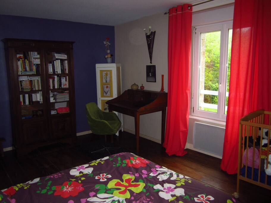 chambre et lit bébé à disposition jusqu'à 3 ans.