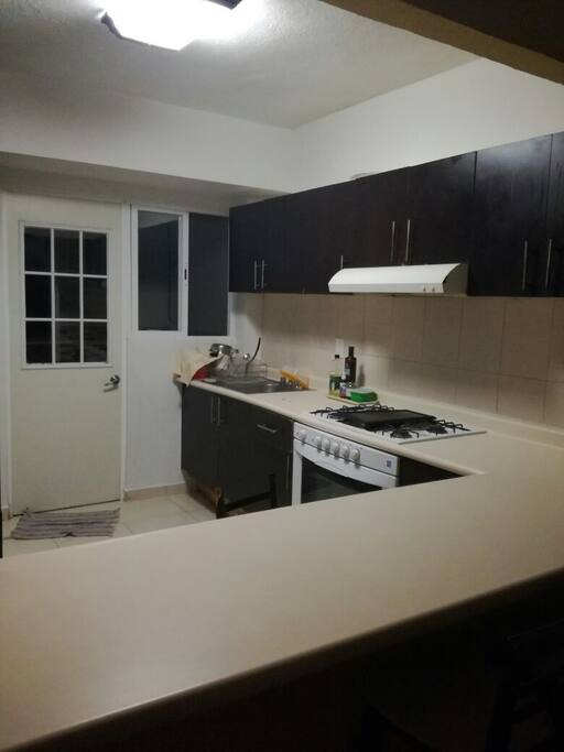 Amplia Cocina.
Cuenta con refrigerador, estufa, barra de servicios.