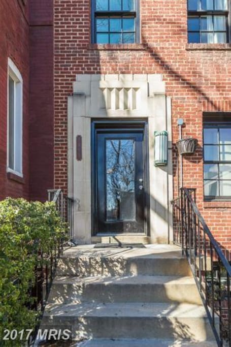 Red brick building on a beautiful street (2nd Floor)