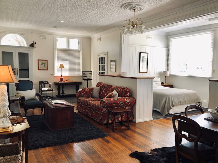 Miss Moyes' Heritage Apt @ The Old Post Office - St Helens