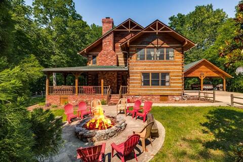 Stunning Cabin Nestled in the Woods Near Nashville