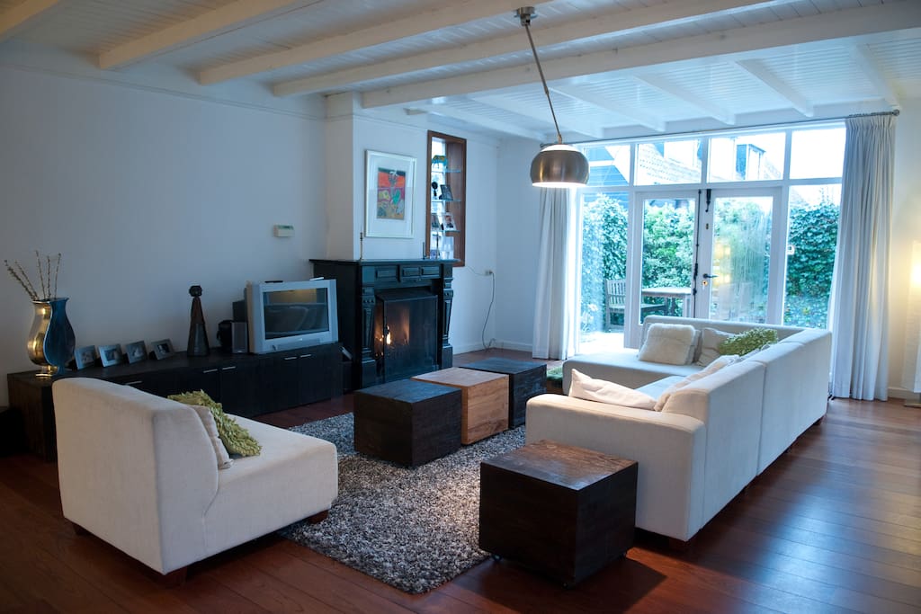 Living room with fireplace (gas)