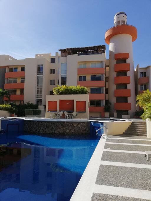 Alberca y faro del condominio para ver la bahia