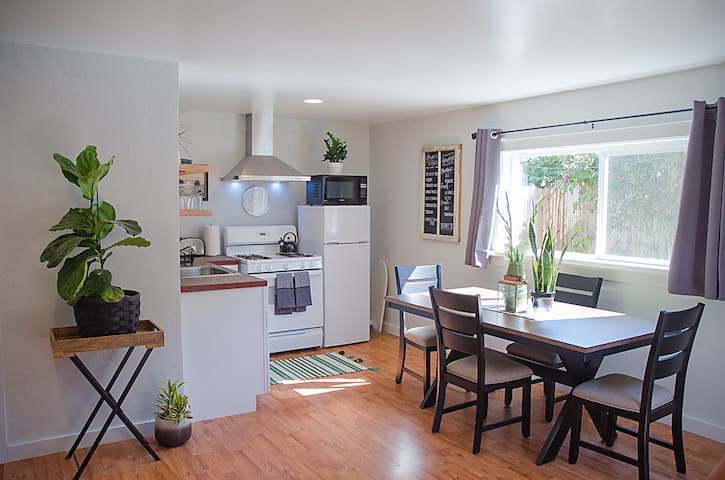 Relaxed + Modern Downtown Arcata Guest House